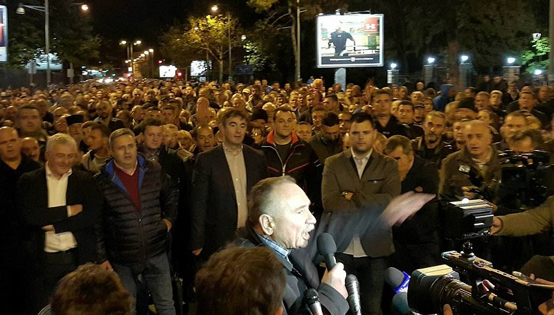 Преврнуће Душков сто!